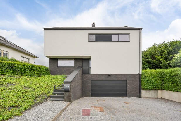Energiezuinige, moderne woning met een bewoonbaar oppervlakte van circa 195 m², gelegen op een perceel van 776 m² in een rustige en groene omgeving.