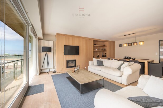 Instapklaar vernieuwd appartement met een mooi zijdelings zeezicht in Duinbergen
