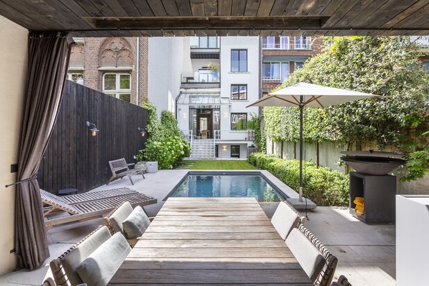 Luxueus gelijkvloers appartement met tuin en zwembad