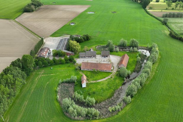 Unique farmhouse with great potential on 23.000m² in Dentergem