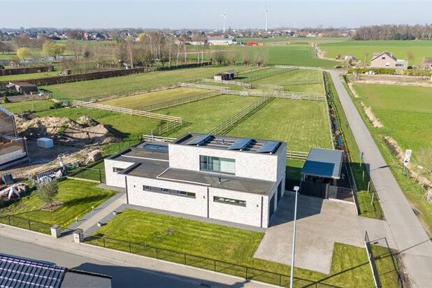 Villa récente avec prés sur un grand terrain.