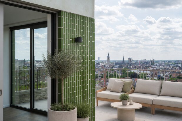 Penthouse met twee volwaardige slaapkamers en een uitzonderlijk terras met panoramisch zicht over Gent en zijn torens.
