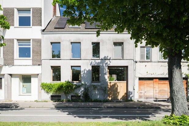 Une habitation singulière qui se distingue par son architecture, sa générosité spatiale et son jardin unique