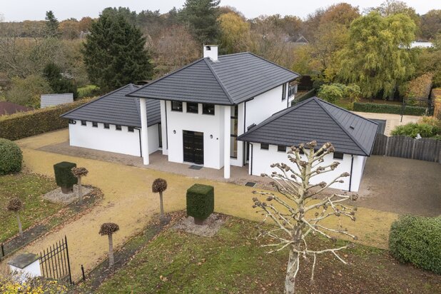 Charmant open bebouwing met panoramisch zicht en grote tuin