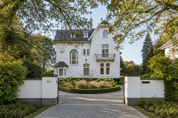 Uitzonderlijk landhuis op 35 are, te renoveren te Ukkel