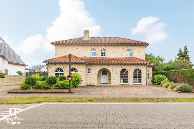 Ruime villa met praktijkruimte, kelder en zonnige tuin