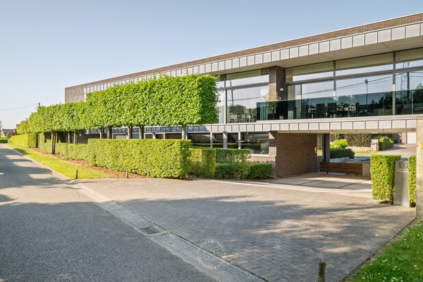 Moderne woning met kantoormogelijkheden naast de renbaan van Kuurne