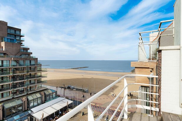 Ruim en lichtrijk penthouse-appartement met royale terrassen en open zeezicht .