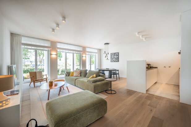 Beautiful garden apartment with frontal view of the lake in Duinenwater