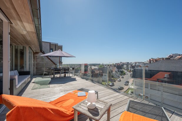 Stijlvolle duplex penthouse met ruim zonneterras en zijdelings zeezicht