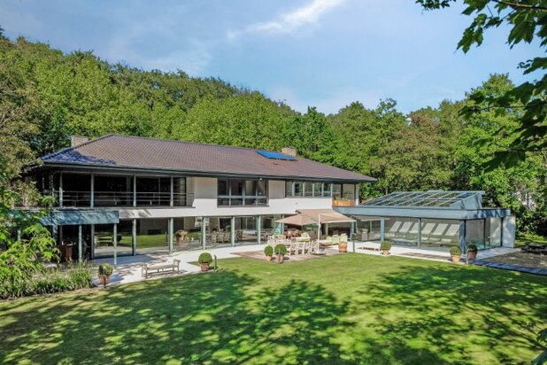Exclusieve villa met praktijkruimte, binnenzwembad en appartement op toplocatie in Elzendreef 2 te Hertsberge.