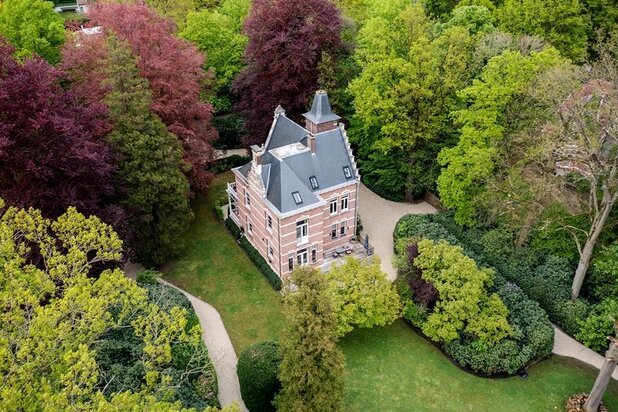 Op een fantastische locatie gelegen domein-villa in eclectische bouwstijl