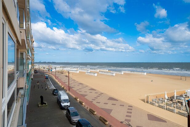 Appartement avec vue frontale sur la mer et une largeur de façade d’environ 6 mètres, situé à un emplacement d’exception au Zoute.