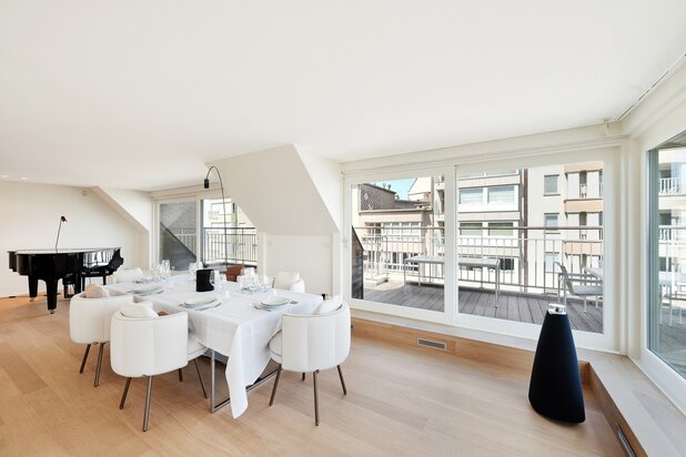 Magnifique penthouse ensoleillé avec de grandes terrasses et une vue latérale sur la mer.