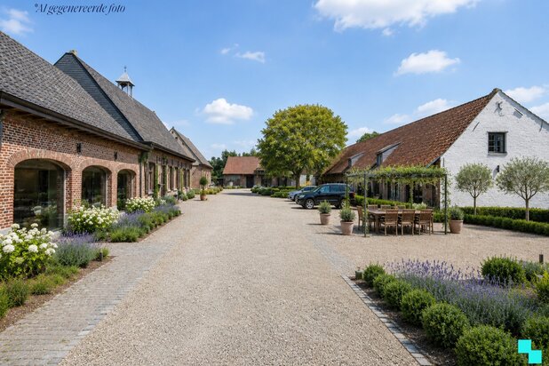 Karaktervolle hoeve met veel potentieel in Dentergem!