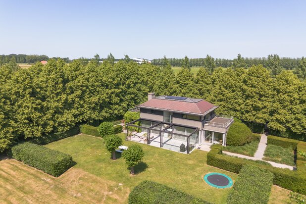 Moderne villa omringd door groen