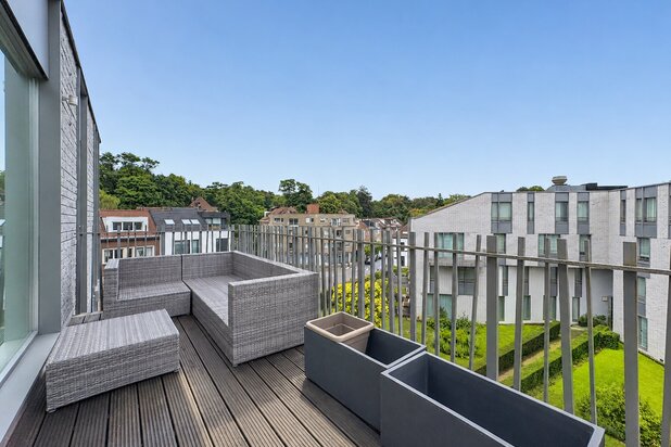 Elegant 2-Bedroom Penthouse with South-Facing Terrace