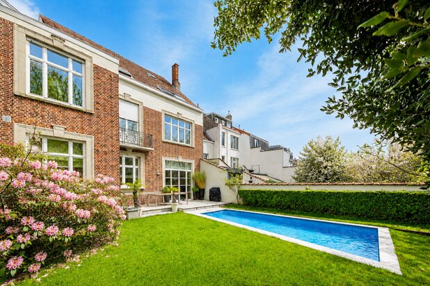 Mansion with swimming pool and garage + parking space
