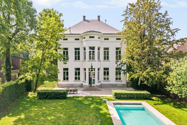 Uitzonderlijke kasteelvilla met zwembad in groene omgeving