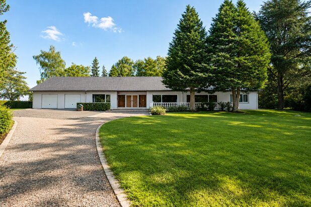 Single-storey property on 1.5 hectares in a residential area