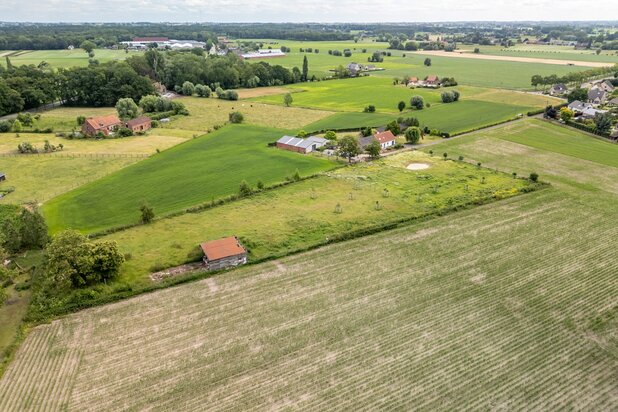 Karaktervolle landelijke hoeve met loods, stalling en uitgestrekte weide op unieke locatie
