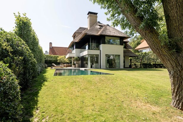 Recent gebouwde villa voorzien van een luxe afwerking, grenzend in alle privacy aan het Zwin nabij de Oosthoek