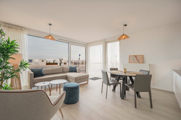 Bright corner apartment with ocean views in Duinbergen