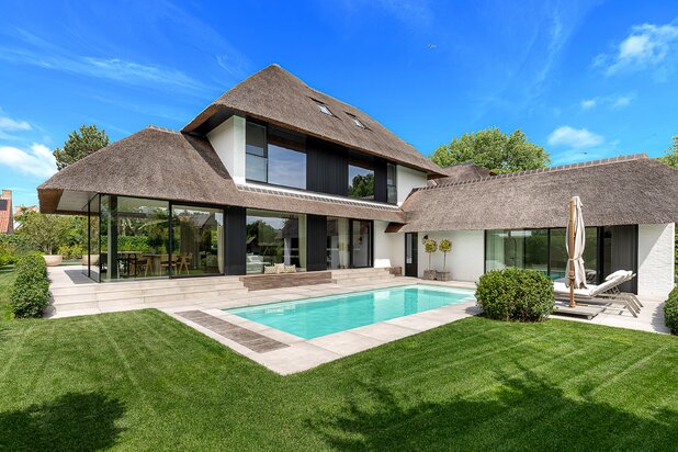 Moderne villa te koop met zwembad en poolhouse in Knokke