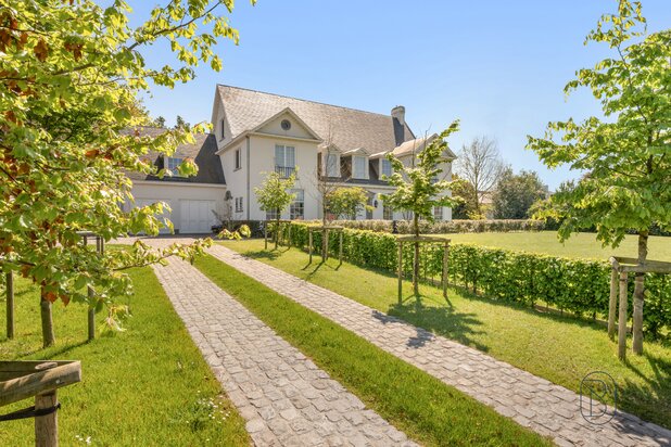 Prachtig afgewerkte franse villa met bijgebouw en zwembad