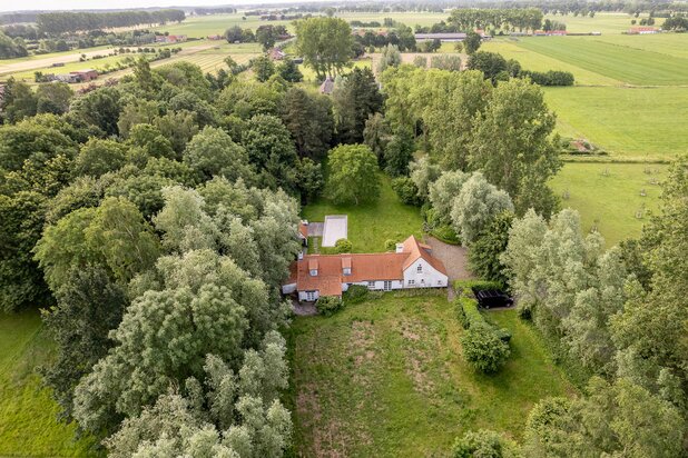 Te renoveren hoeve in groene oase nabij Knokke