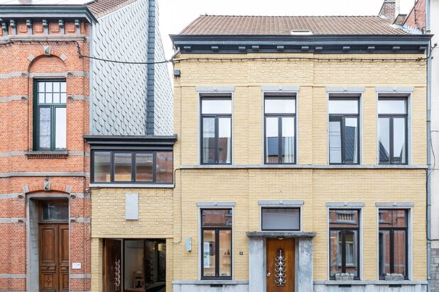 Elegant townhouse with a lush garden and multi-purpose room