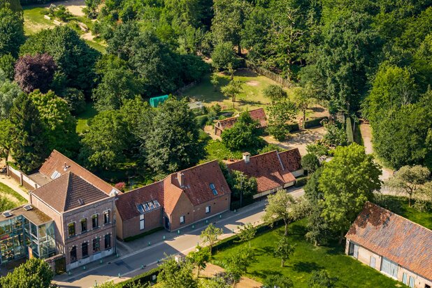 Ruime gezinswoning op een perceel van 1.717 m² in het groene Mariakerke