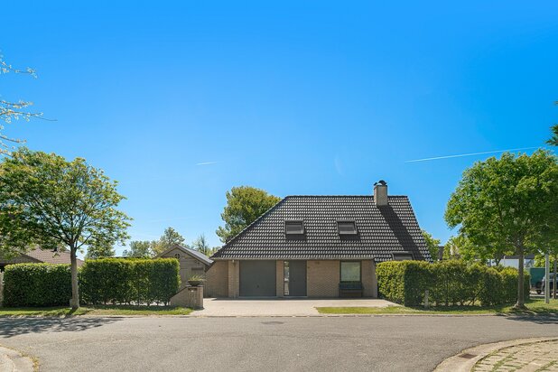 Vrijstaande villa gelegen op een zonnig hoekperceel.