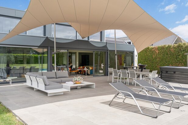 Exclusieve recente villa met verwarmd zwembad, vier garages en inclusief bouwgrond van 10a in een groene omgeving