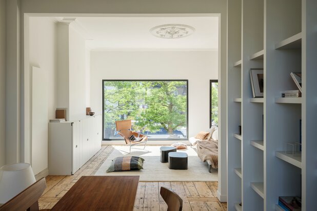 Klassevolle herenwoning met interieur van Peter Ivens & Bea Mombaers, volwassen stadstuin, inpandige garage en uitzonderlijk zicht op de Visserij.
