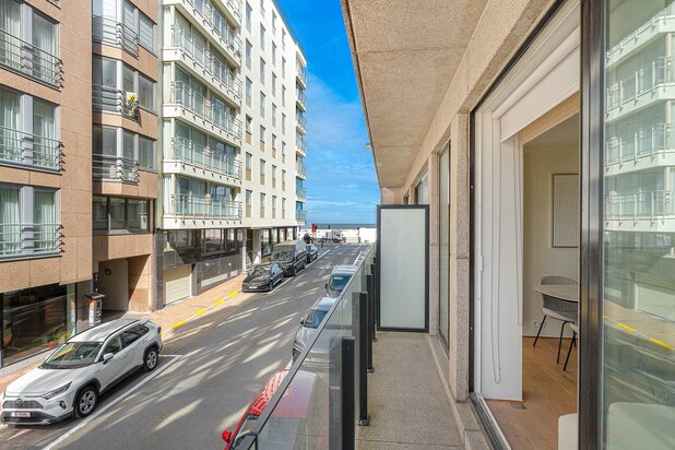Hedendaags appartement genietend van zijdelings zeezicht, vlakbij de zee.