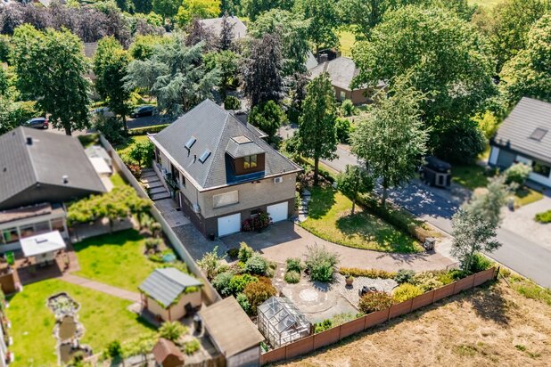 Villa pleine de caractère d'environ 398 m² avec 5 chambres dans un emplacement verdoyant à Berlare