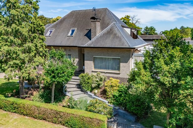 Characterful villa of approx. 398 m² with 5 bedrooms in a green top location in Berlare