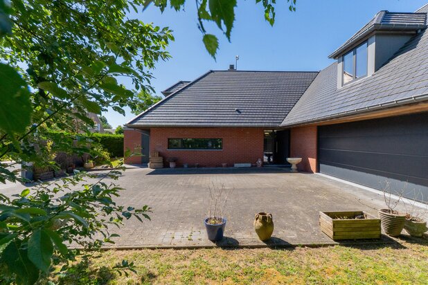 Uitzonderlijke villa uit 2017 aan de ingang van het Bois Fichaux