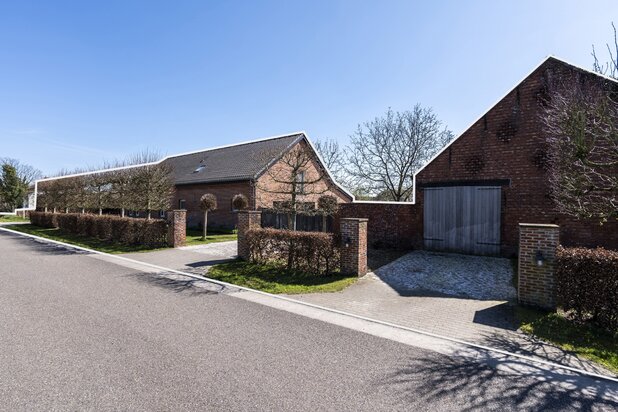 Uitzonderlijk gelegen paardeneigendom op ca. 2 hectare