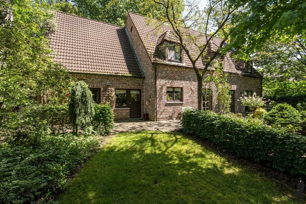 Te renoveren woning met 6 slpk. op 2.581 m²