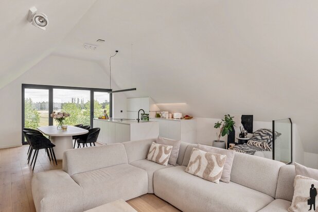 Prachtig BEN-duplexappartement (150 m²) met 3 slaapkamers en royaal terras (43 m²) met vrij uitzicht op groen en weilanden.