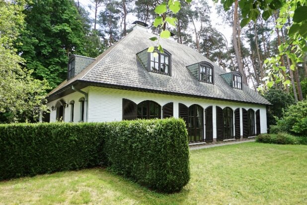 Stijlvolle villa van 275m² op 20 are met bureel, 4 slaapkamers, 2 bad-of douchekamers, dubbele garage