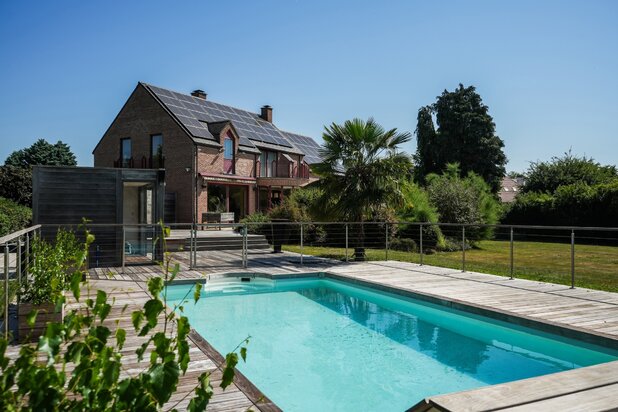 Villa op 5280m² met professioneel gedeelte, zwembad, tennis