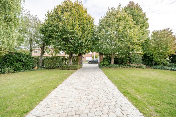 Charmante herenwoning met uitweg achteraan (3 garages). 