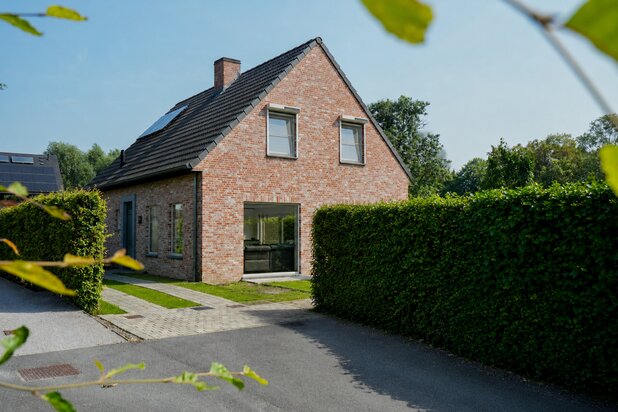 Maison familiale moderne avec 4 chambres, située au calme !