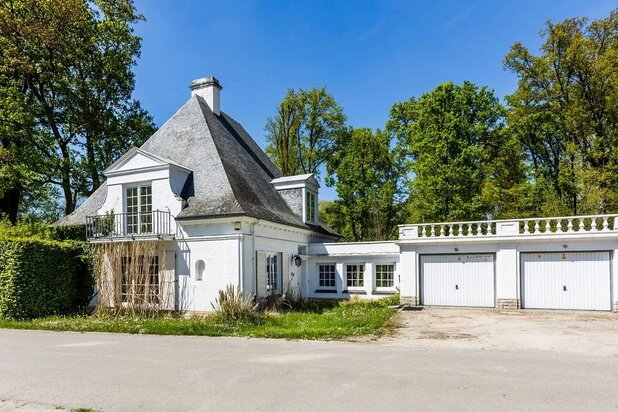 Mooie villa Lipszyc met potentieel in een privé landgoed van 7 hectare.