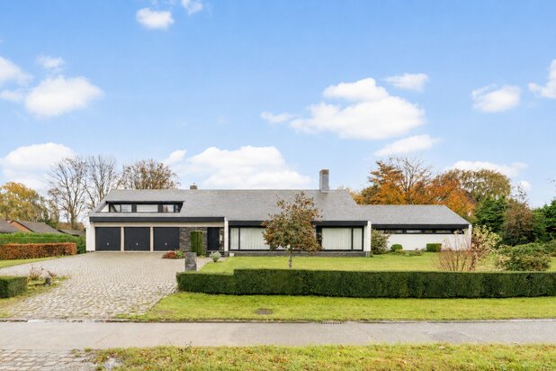 TIJDLOZE VILLA MET EEN FRAAIE TUIN & BINNENZWEMBAD