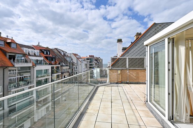 Duplex unique avec vue latérale sur mer et terrasses spacieuses.