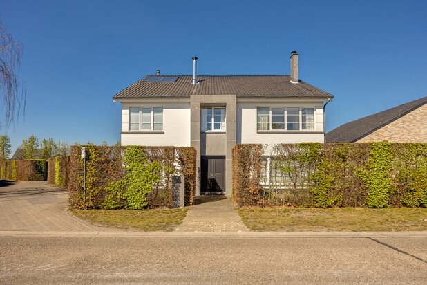 Riante, vrijstaande villa met 4 slaapkamers, zwembad en bijgebouw op een perceel van 2.680m².